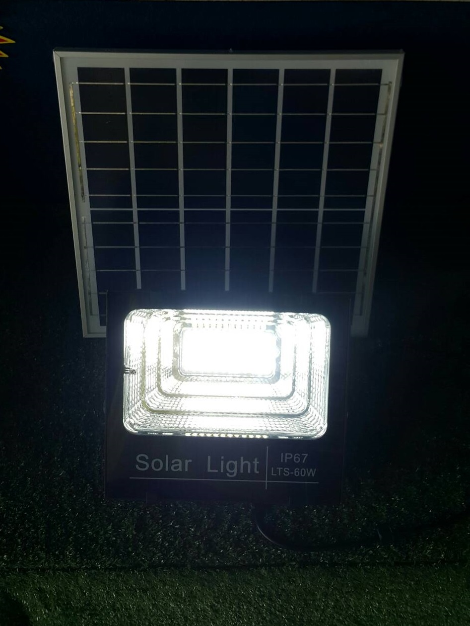 ไฟสปอร์ตไลท์โซล่าเซลล์ 60W